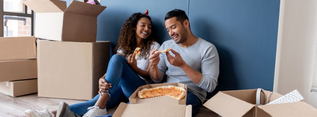 Couples Eating pizza
