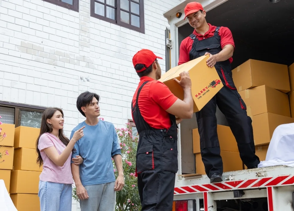 Harry The Mover team unloading boxes from truck for house moving service in Canberra Harry The Mover team unloading boxes from truck for house moving service in Canberra.